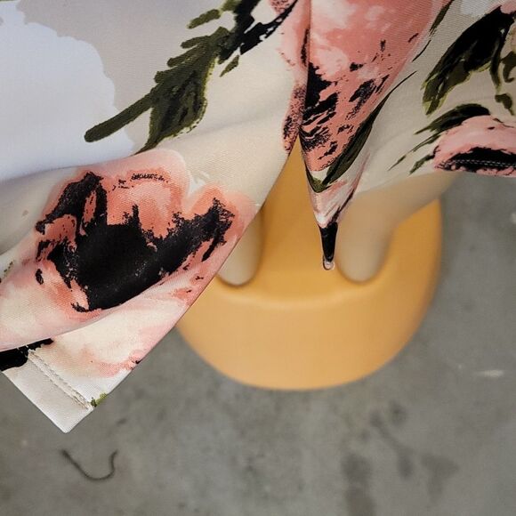 GLAMOUR WIDTH ROUND NECKLINE FLORAL EMBROIDERED SHEATH DRESS - Picture 7 of 14